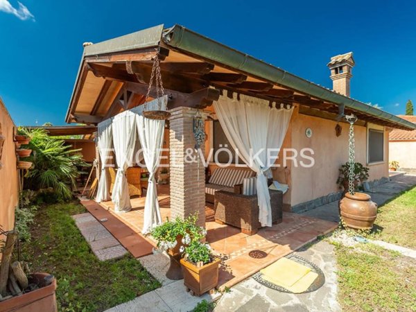 casa indipendente in vendita a Roma in zona Infernetto