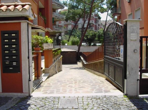 appartamento in vendita a Roma in zona Ardeatino