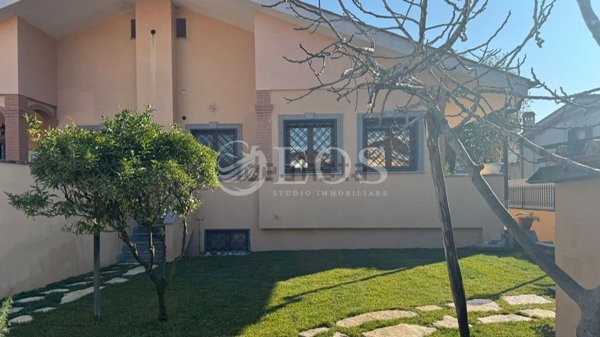 casa indipendente in vendita a Roma in zona Infernetto