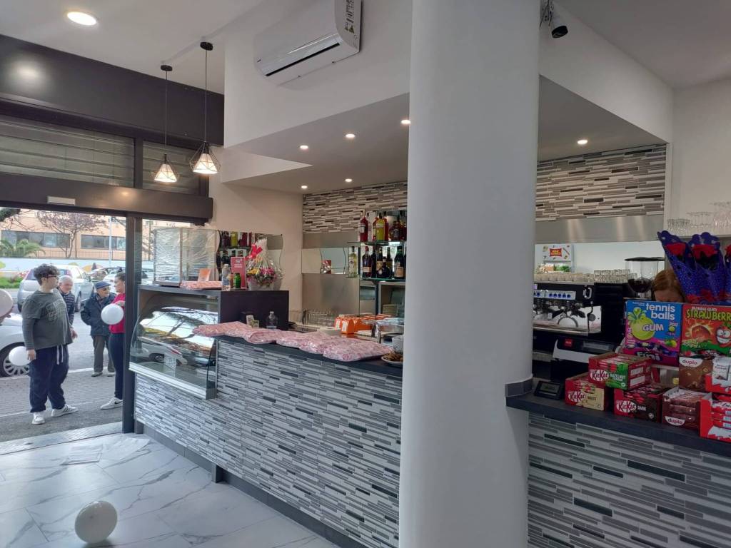 negozio in vendita a Roma in zona Cinecittà