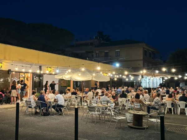 negozio in vendita a Roma in zona Casal Morena