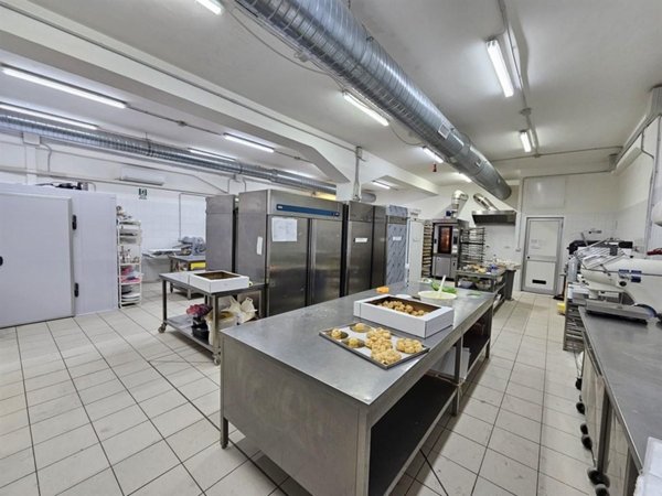 locale commerciale in vendita a Roma
