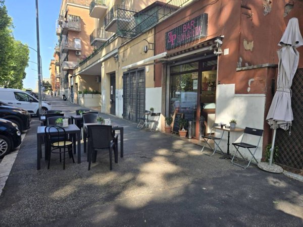 negozio in vendita a Roma in zona Appio Latino