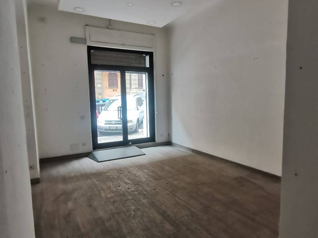 negozio in vendita a Roma in zona Appio Latino