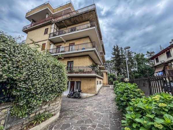 appartamento in vendita a Roma in zona Pantan Monastero