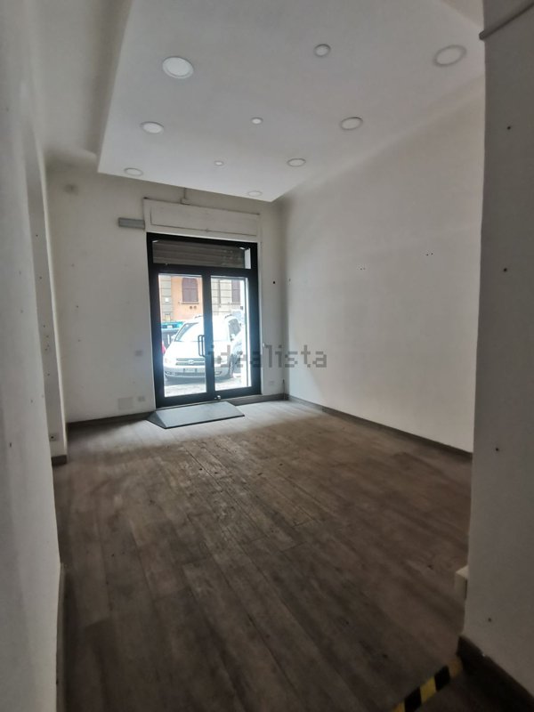 locale commerciale in vendita a Roma in zona Appio Latino