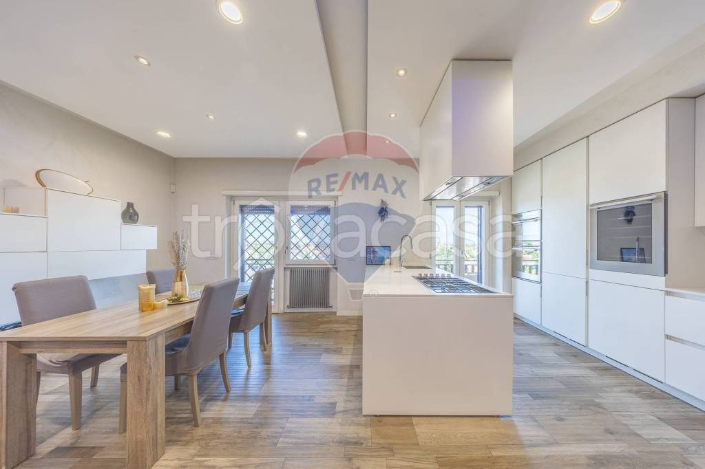 appartamento in vendita a Roma in zona Torre Spaccata