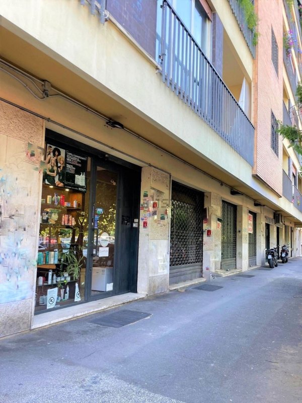 locale commerciale in vendita a Roma in zona Portuense
