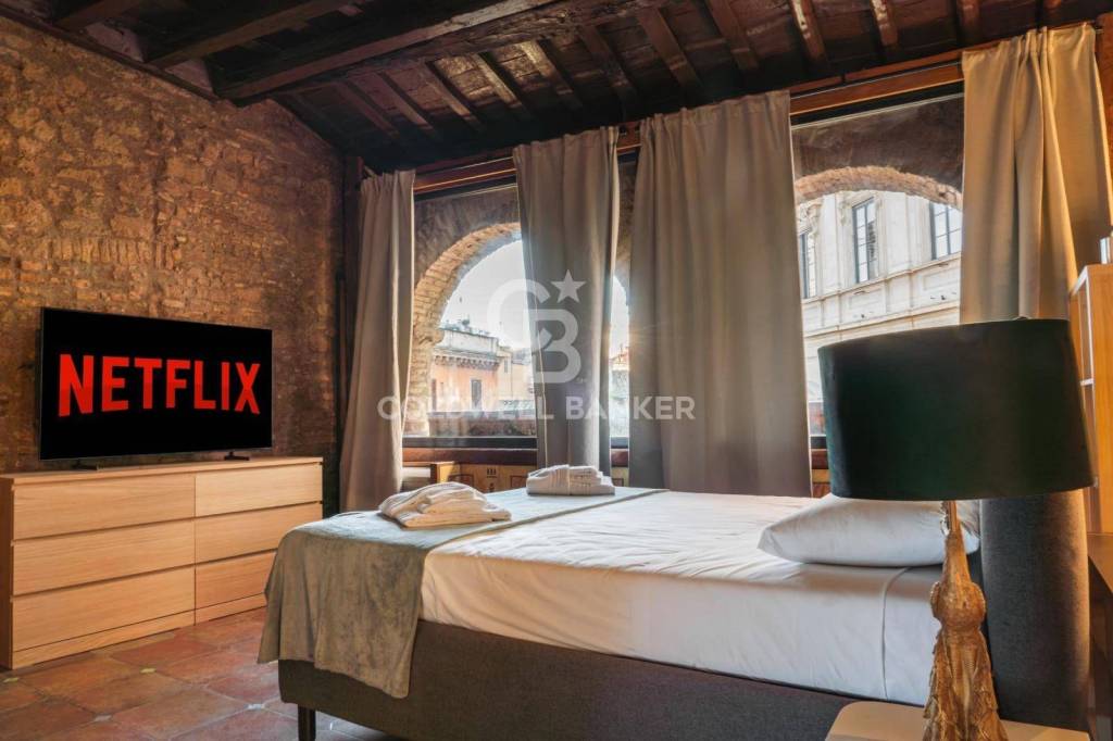 negozio in vendita a Roma in zona Rione Regola
