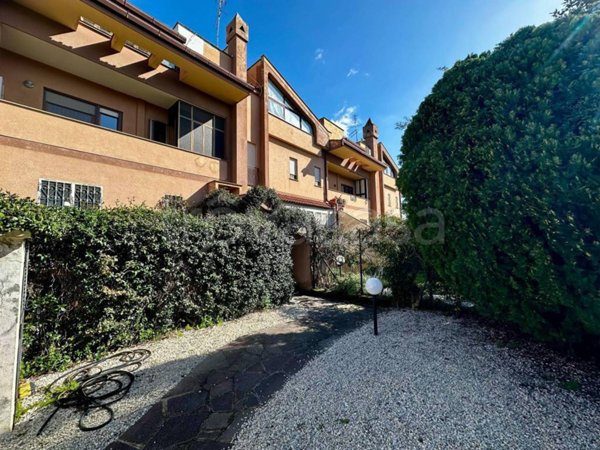 appartamento in vendita a Roma in zona Axa