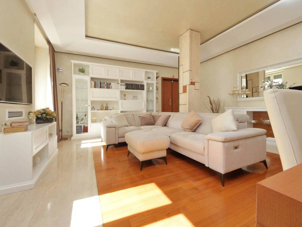 appartamento in vendita a Roma in zona Appio Latino