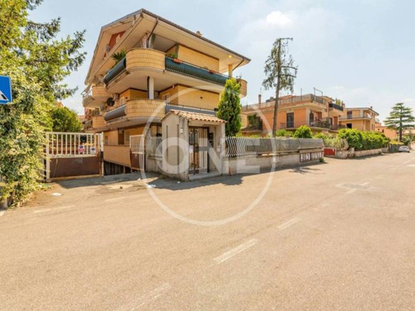 negozio in vendita a Roma in zona Finocchio