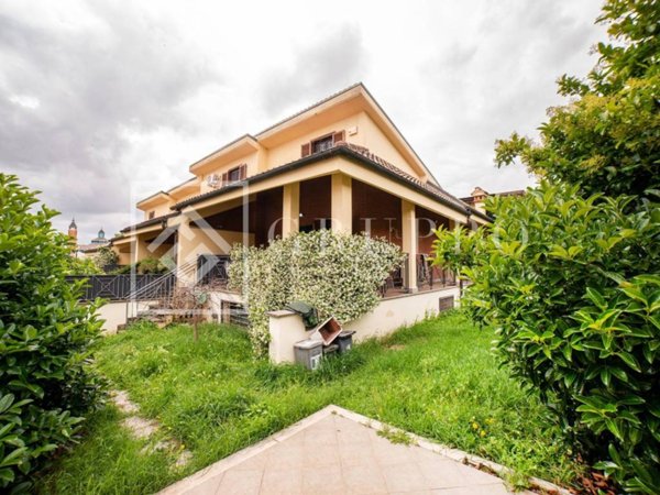 casa indipendente in vendita a Roma in zona Finocchio