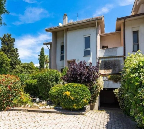 casa indipendente in vendita a Roma in zona Casal Palocco