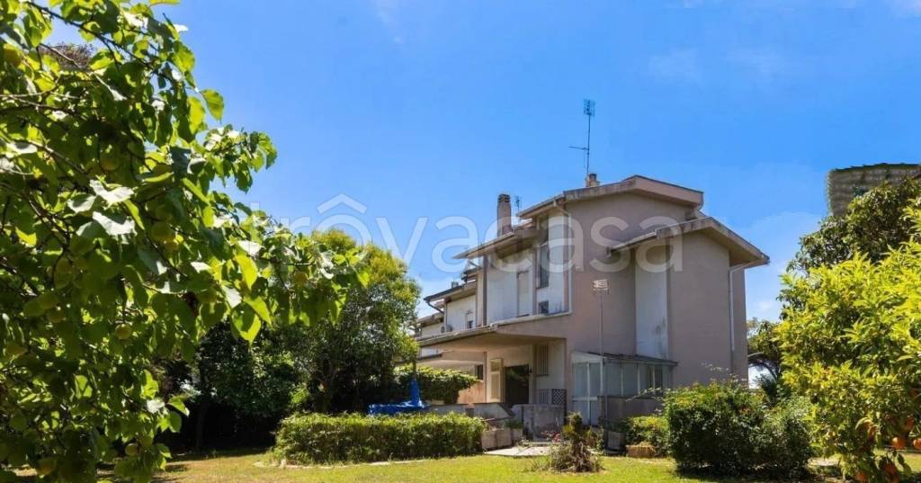 casa indipendente in vendita a Roma in zona Casal Palocco