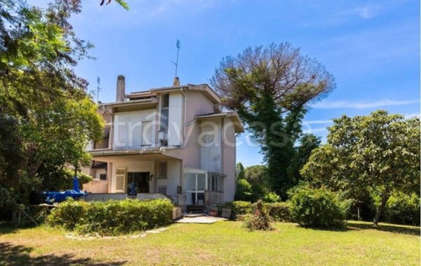 casa indipendente in vendita a Roma in zona Casal Palocco