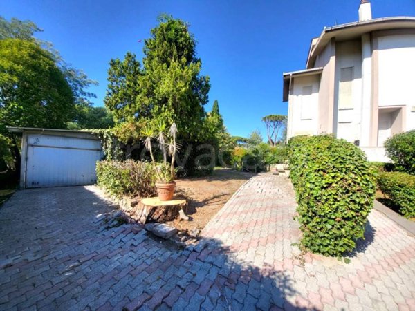 casa indipendente in vendita a Roma in zona Casal Palocco