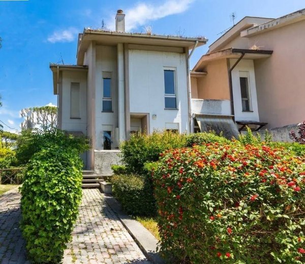 casa indipendente in vendita a Roma in zona Casal Palocco