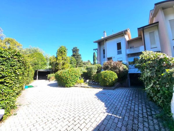 casa indipendente in vendita a Roma in zona Casal Palocco