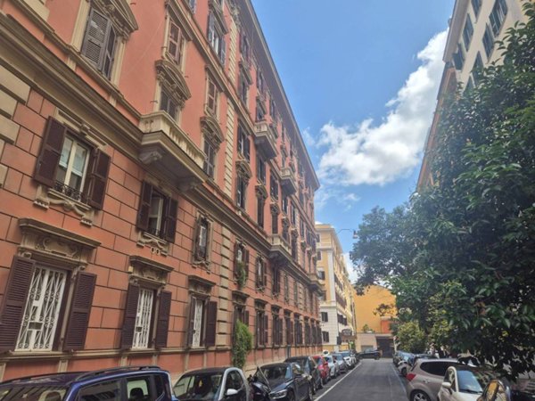 negozio in vendita a Roma in zona Rione Monti/Campitelli