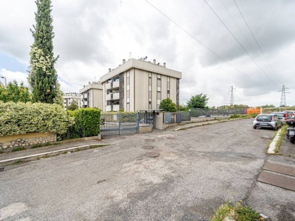 appartamento in vendita a Roma in zona Pantan Monastero