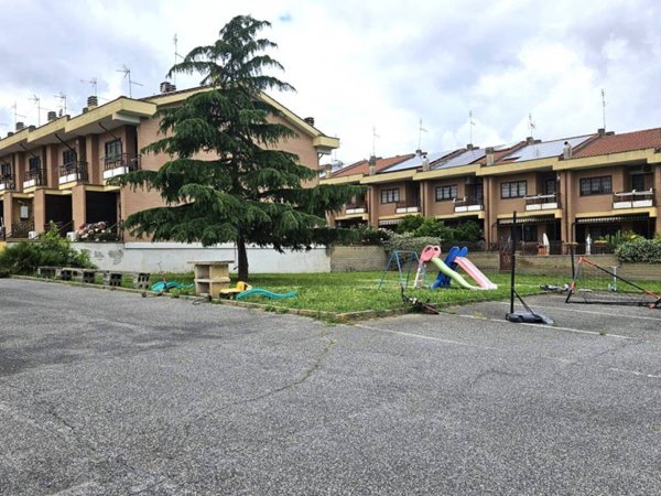 casa indipendente in vendita a Roma in zona Finocchio