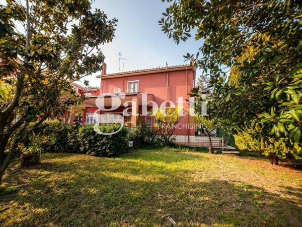 casa indipendente in vendita a Roma in zona Mezzocammino