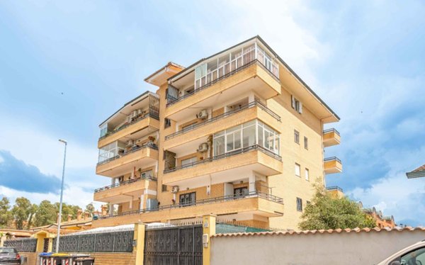 appartamento in vendita a Roma in zona Tor Bella Monaca