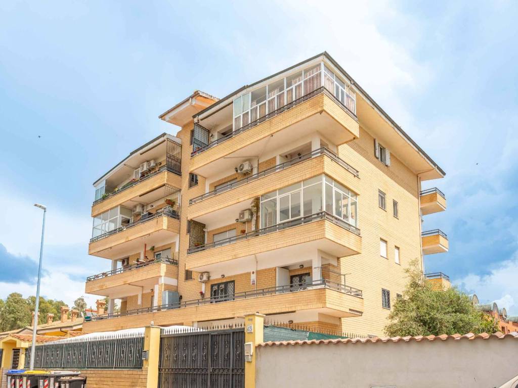 appartamento in vendita a Roma in zona Tor Bella Monaca