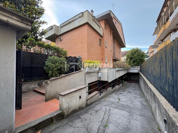 appartamento in vendita a Roma in zona Tomba di Nerone