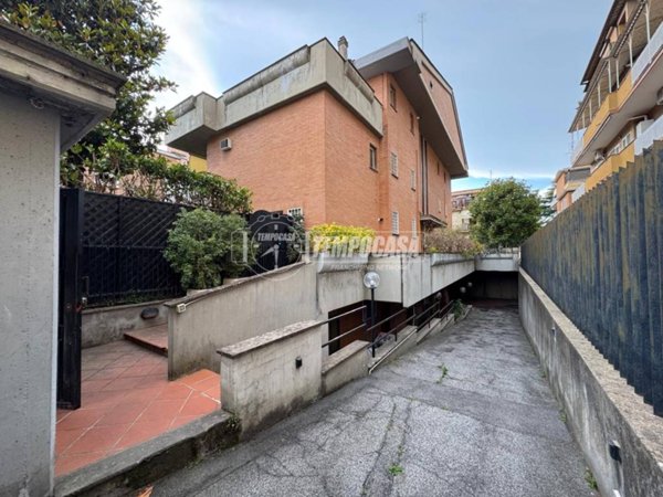appartamento in vendita a Roma in zona Tomba di Nerone