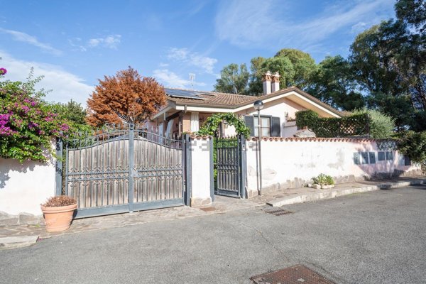 casa indipendente in vendita a Roma in zona Infernetto
