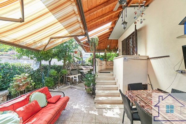 casa indipendente in vendita a Roma in zona Torre Angela