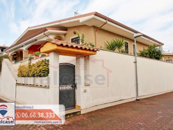 casa indipendente in vendita a Roma in zona Valle Santa