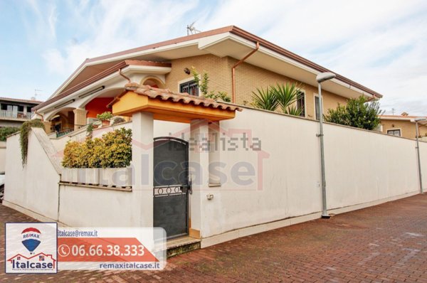 casa indipendente in vendita a Roma in zona Valle Santa