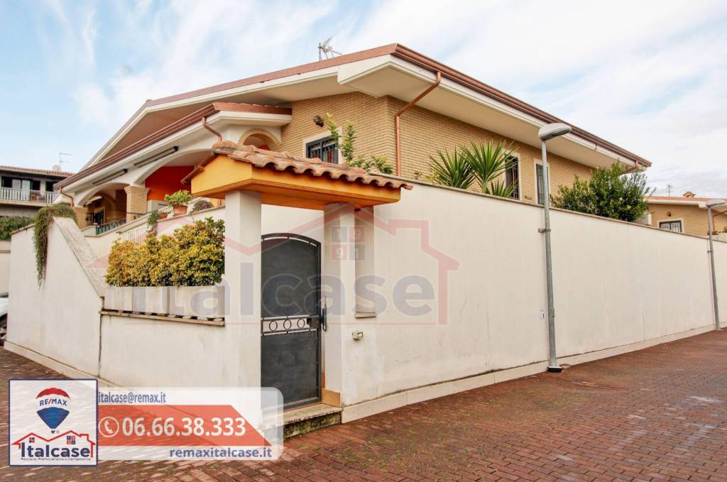 casa indipendente in vendita a Roma in zona Valle Santa