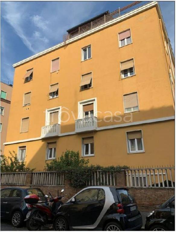 locale commerciale in vendita a Roma in zona Appio Latino