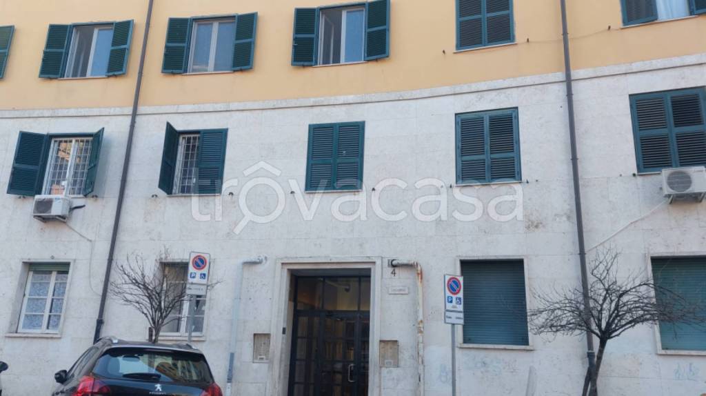 locale commerciale in vendita a Roma