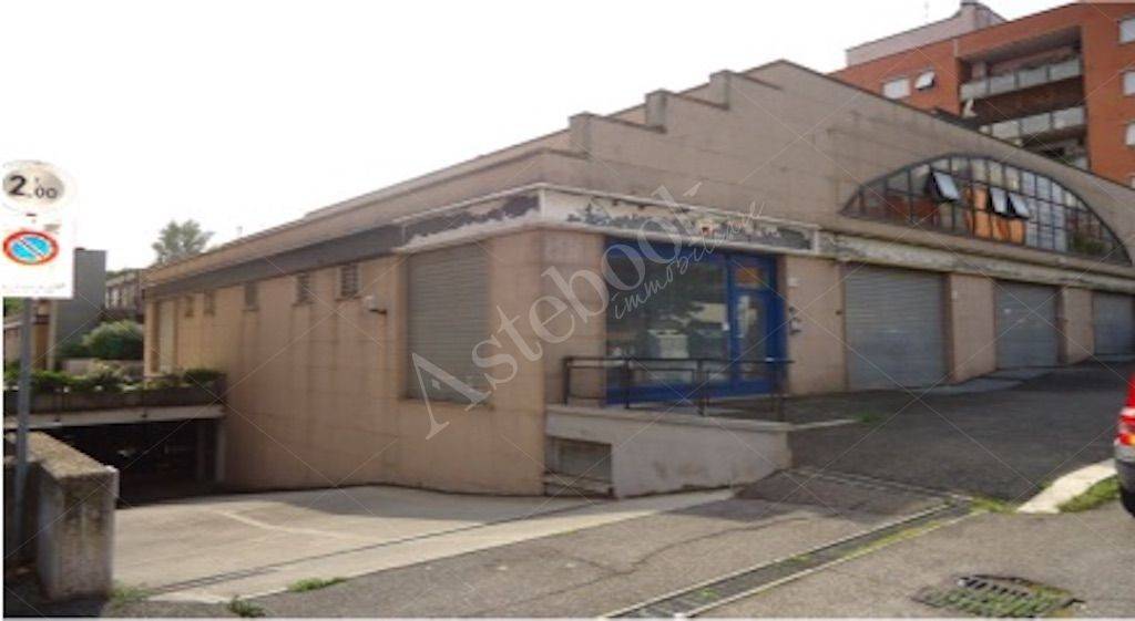 negozio in vendita a Roma in zona San Basilio
