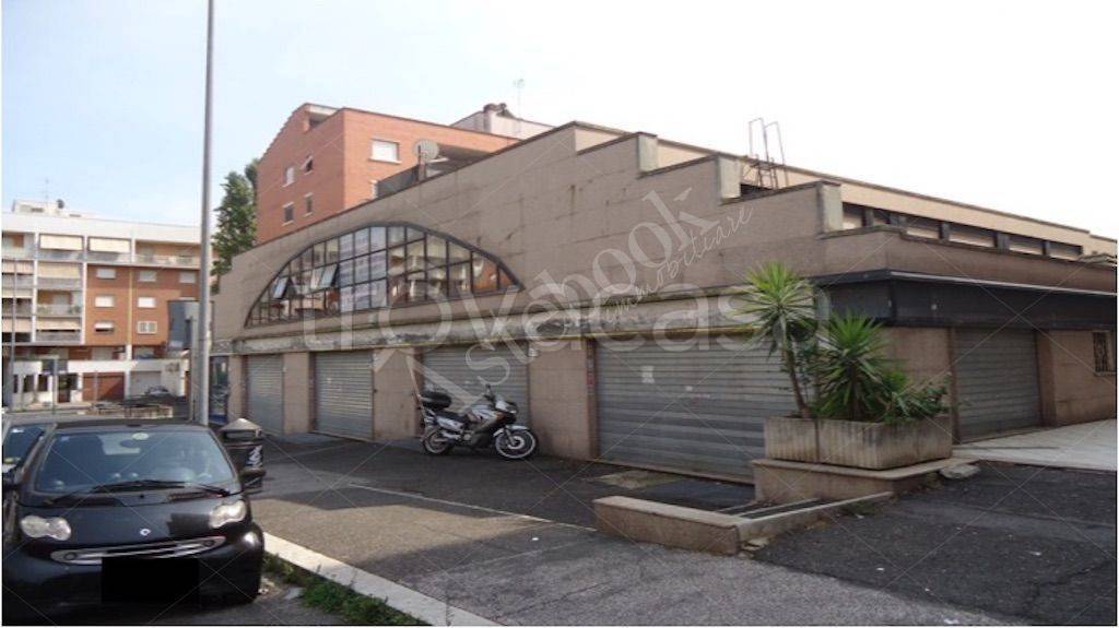 negozio in vendita a Roma in zona San Basilio