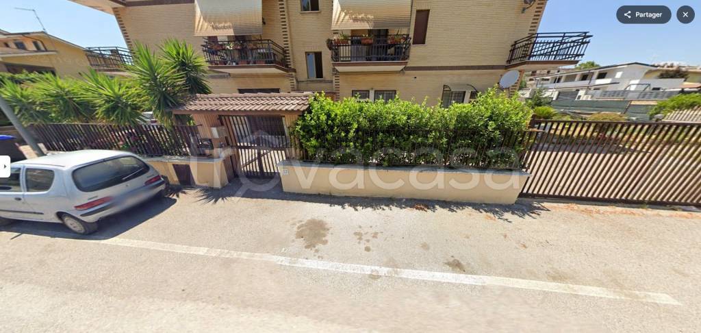 negozio in vendita a Roma in zona Valle Muricana