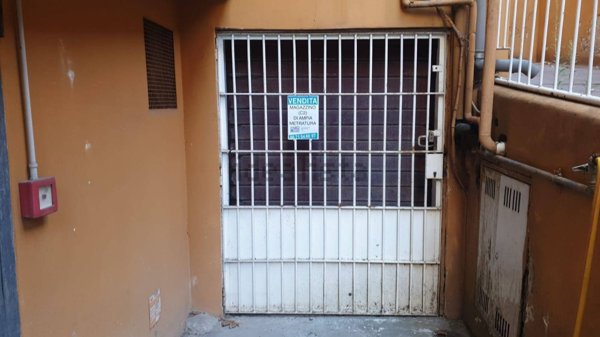 locale commerciale in vendita a Roma in zona Appio Claudio