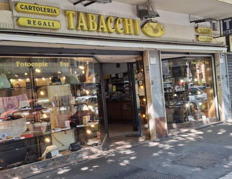 locale commerciale in vendita a Roma in zona Ostia