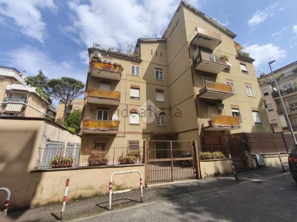 appartamento in vendita a Roma in zona Tomba di Nerone