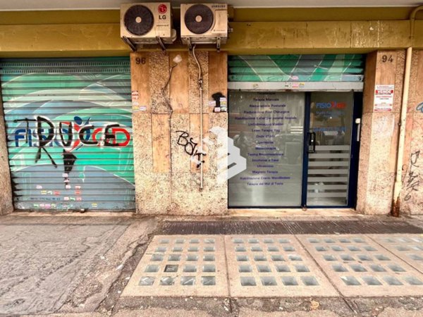 negozio in vendita a Roma in zona Don Bosco