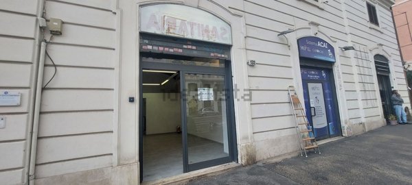 locale commerciale in vendita a Roma in zona Esquilino