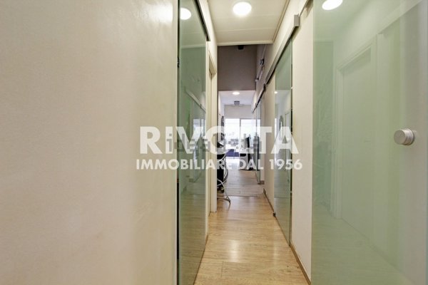 locale commerciale in vendita a Roma in zona Isola Farnese