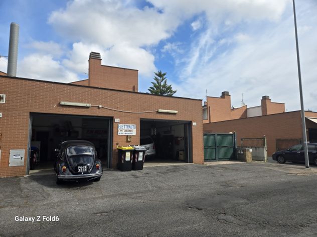 locale commerciale in vendita a Roma in zona Axa