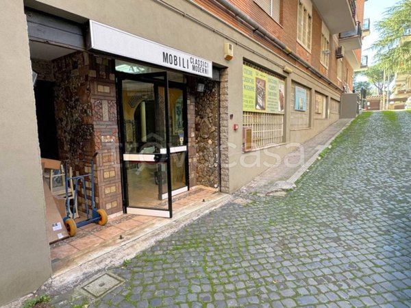 negozio in vendita a Roma in zona Appio Claudio