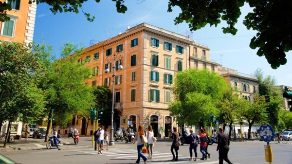 locale commerciale in vendita a Roma in zona Centro Storico